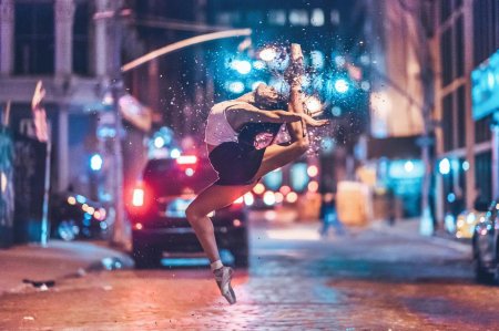 Танцует девушка