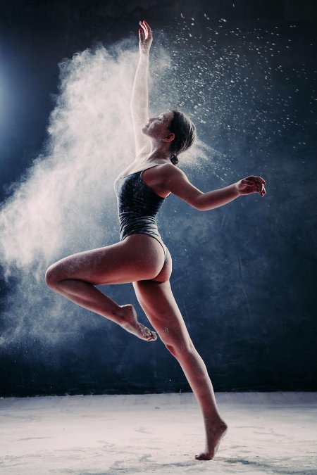 Танцующая девушка