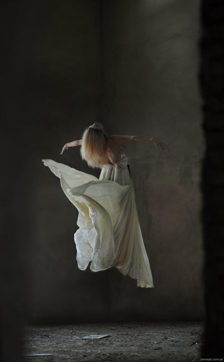 Девушка парит в воздухе