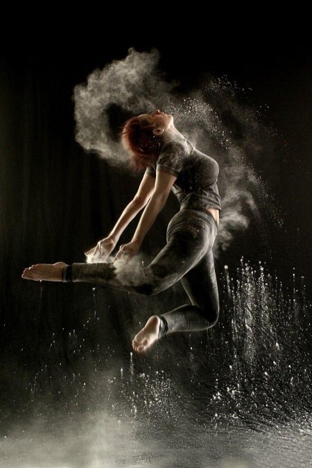 Танцует девушка