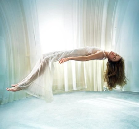 Летающая девушка