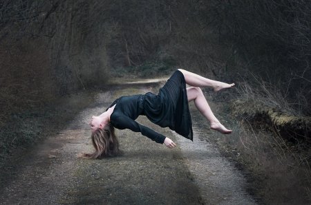 Девушка висит в воздухе