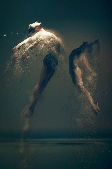 Отражение человека в воде