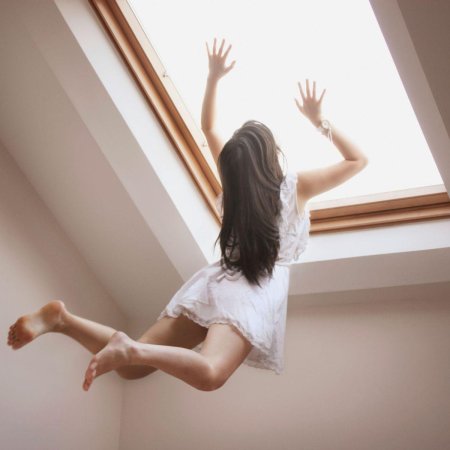 Девушка парит в воздухе