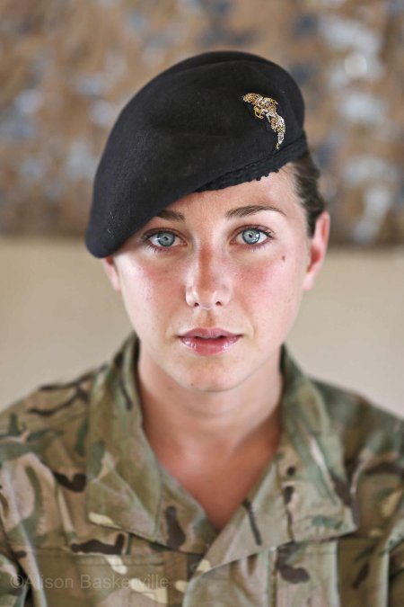Девушка военнослужащая