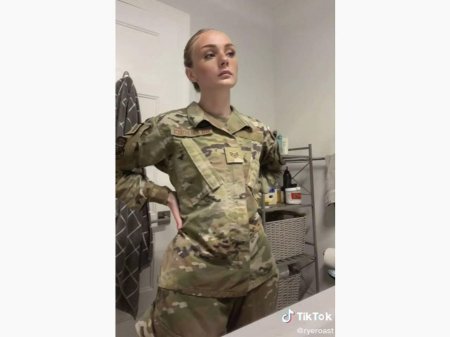 Девушки в военной форме