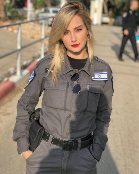 Красивая девушка полицейский