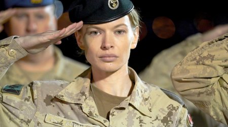 Женщина военная