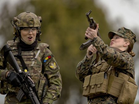 Красивые женщины в военной форме