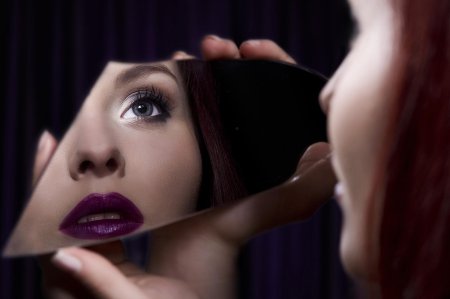 Девушка в зеркалах