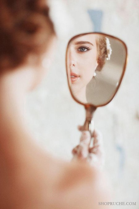 Девушка с зеркалом