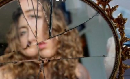 Отражение в разбитом зеркале