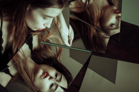 Отражение человека в зеркале