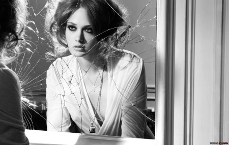 Отражение девушки