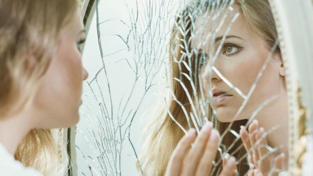 Девушка у разбитого зеркала