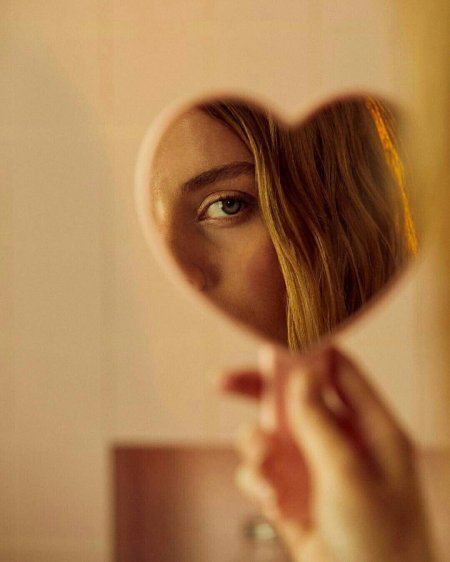 Отражение девушки в зеркале