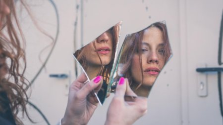 Девушка в разбитом зеркале