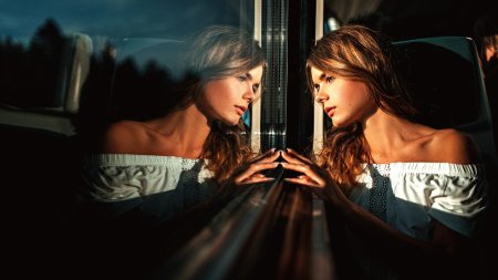 Девушка смотрит в зеркало