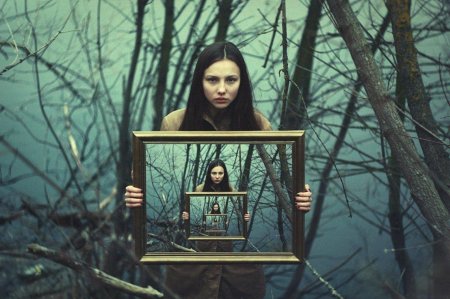 Девушка с зеркалом