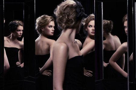 Фотосессия с зеркалом в студии