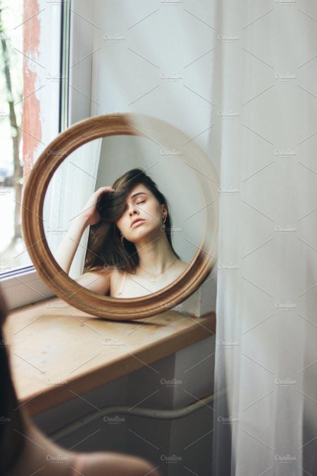 Девушка в круглом зеркале