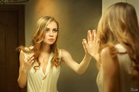 Девушка в зеркалах