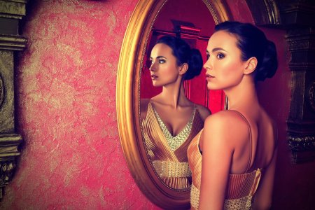 Девушка у зеркала