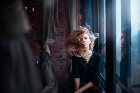 Отражение девушки в окне