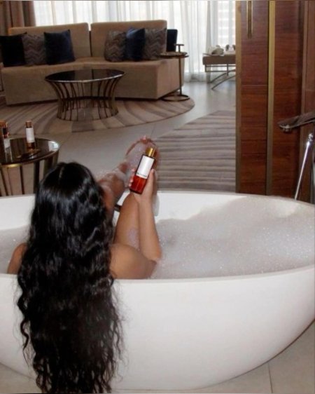 Красивая девушка в ванной