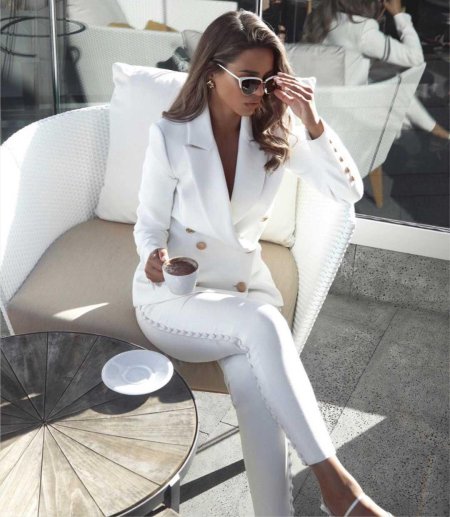 Белый брючный костюм