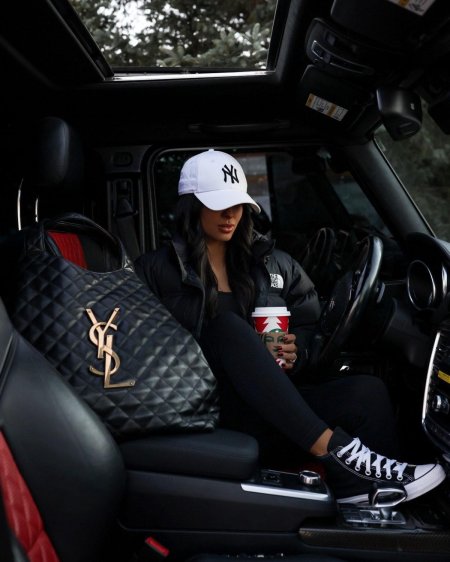 Девушка с автомобилем