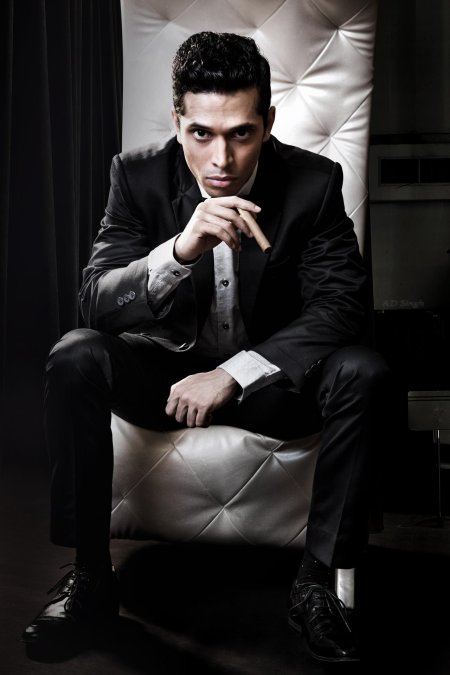 Мужчина в костюме сидит