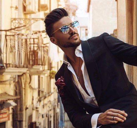 Красивый стильный мужчина