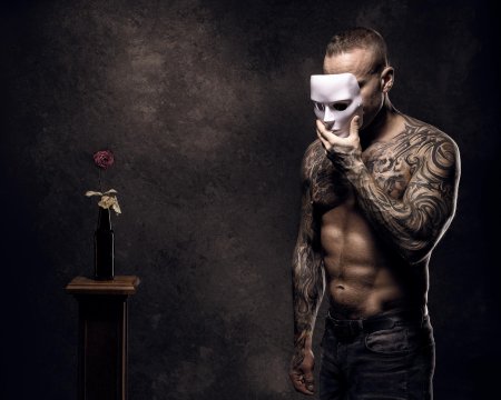 Мужчина в маске