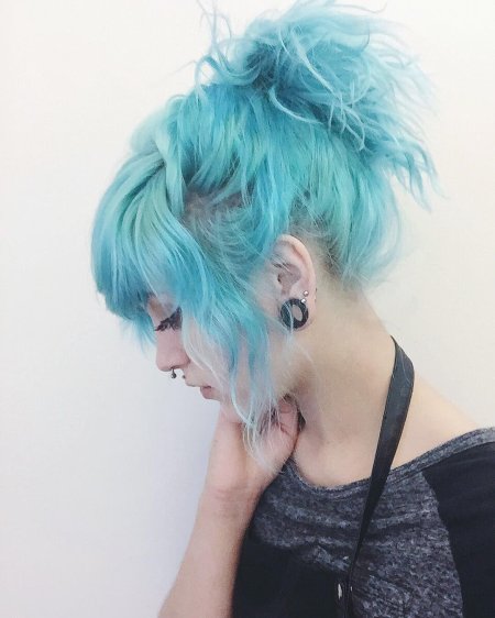 Девушка с бирюзовыми волосами