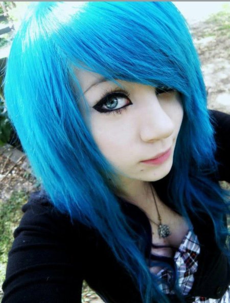 Девушка с голубыми волосами