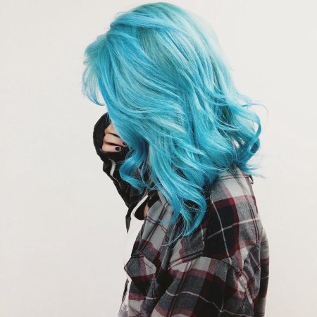 Девушка с бирюзовыми волосами