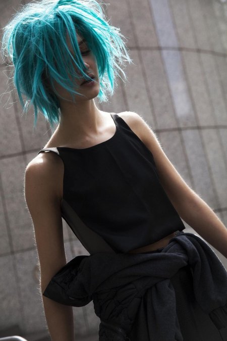 Девушка с бирюзовыми волосами