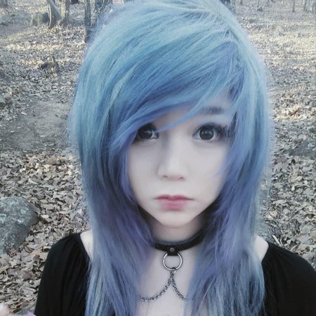 Кира рауш с синими волосами