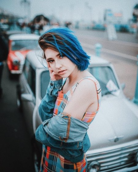 Короткие синие волосы