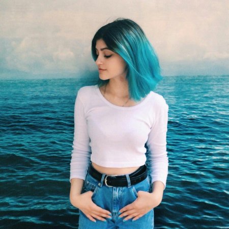 Девушки с синими волосами