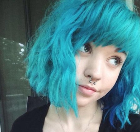 Девушка с синими волосами