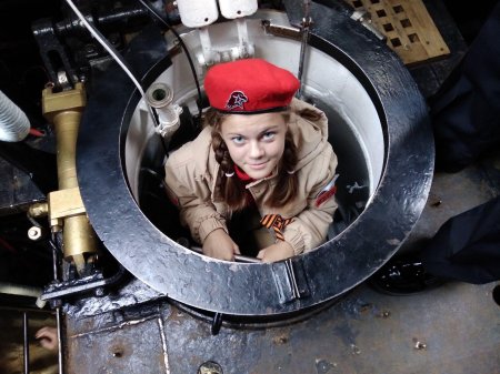 Девушки на подводной лодке