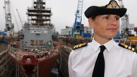 Женщина капитан корабля