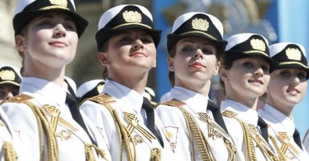 Женщины военные на параде