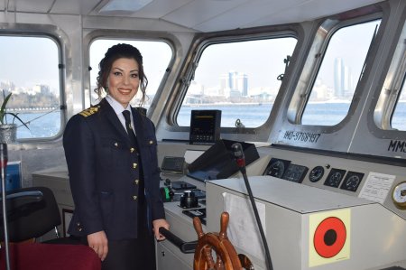 Женщина капитан корабля