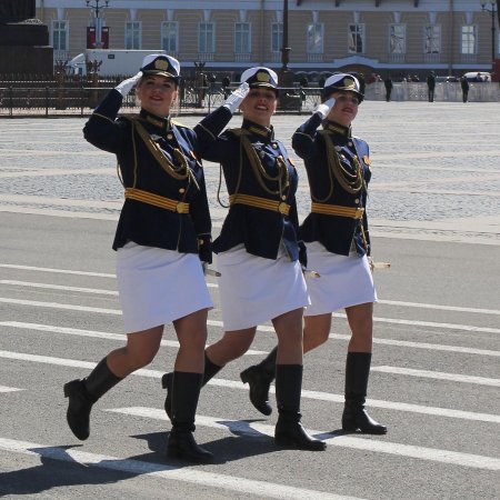 Девушки курсантки на параде в москве