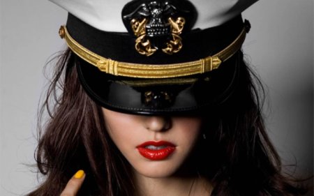 Девушка в фуражке