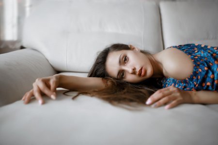 Позирует на кровати