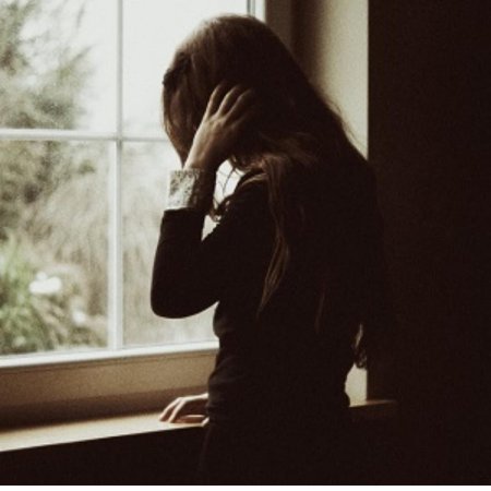 Девушка грустит